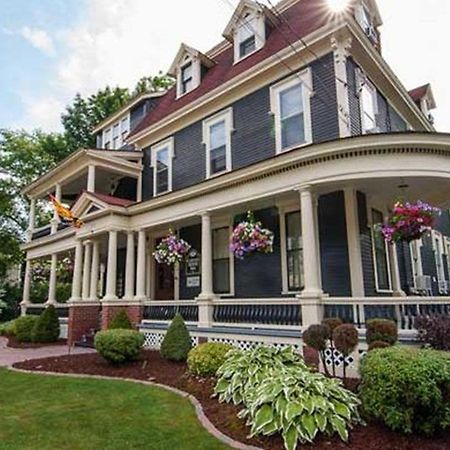 Carriage House Inn เฟรดริกตัน ภายนอก รูปภาพ