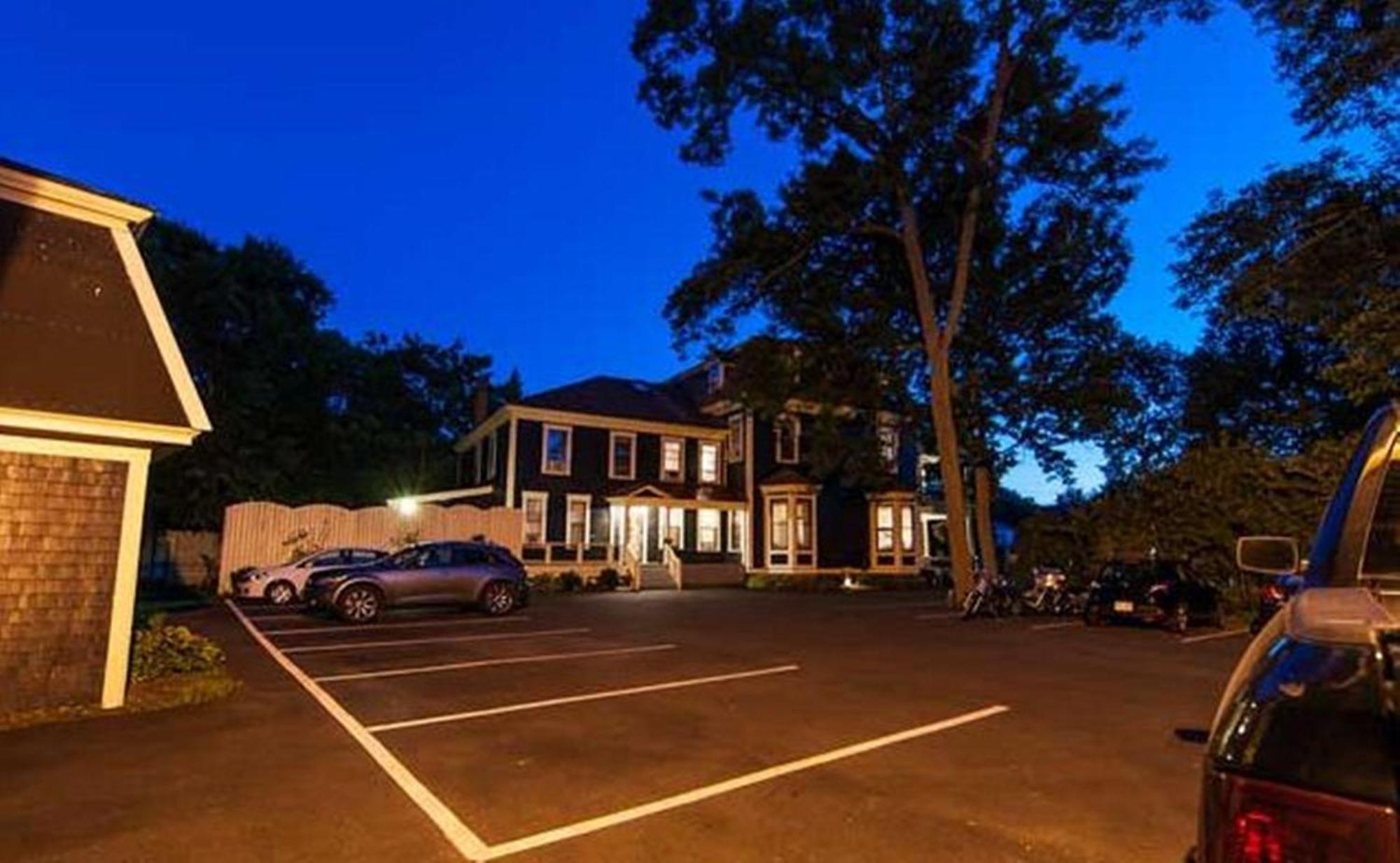 Carriage House Inn เฟรดริกตัน ภายนอก รูปภาพ